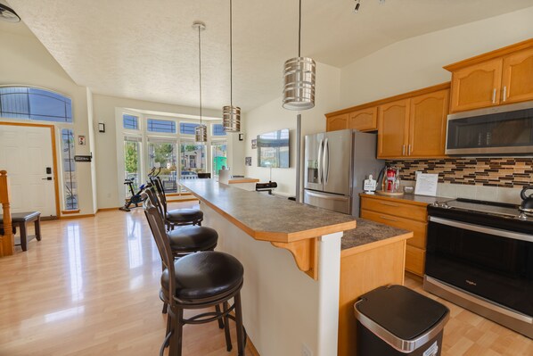 Fridge, microwave, oven, stovetop - Family & Business: Fairchild AFB & Spokane Airport, #Golf, Casino, and Free WIFI (Spokane)