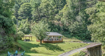 Charming Mtn Cabin, Hot Tub+Fire Pit, Private, WiFi, Grill, Near Green Mtn Area!