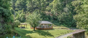 Charming Mtn Cabin, Hot Tub+Fire Pit, Private, WiFi, Grill, Near Green Mtn Area!
