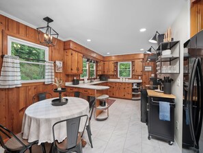 Fridge, microwave, oven, stovetop - Charming Mtn Cabin, Hot Tub+Fire Pit, Private, WiFi, Grill, Near Green Mtn Area! (Green Mountain)