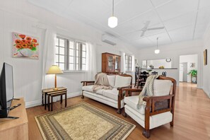 Smart TV, books - Nan’s House! 2Bed, 1Bath, 1Car ~ East Brisbane (East Brisbane)