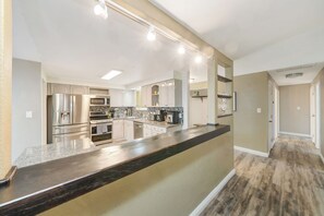 冷蔵庫、電子レンジ、オーブン、コンロ