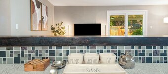 Modern Home in Reno w/PoolTable, HotTub.10 mins from Downtown!