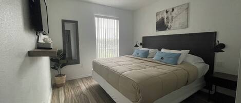 3 soveværelser, pengeskab på værelset, skrivebord, strygejern/strygebræt