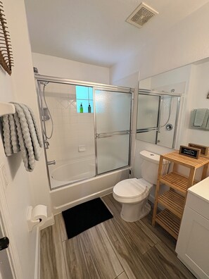 Douche, sèche-cheveux, serviettes fournies, savon