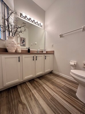 Dusj, hårføner, håndklær og såpe