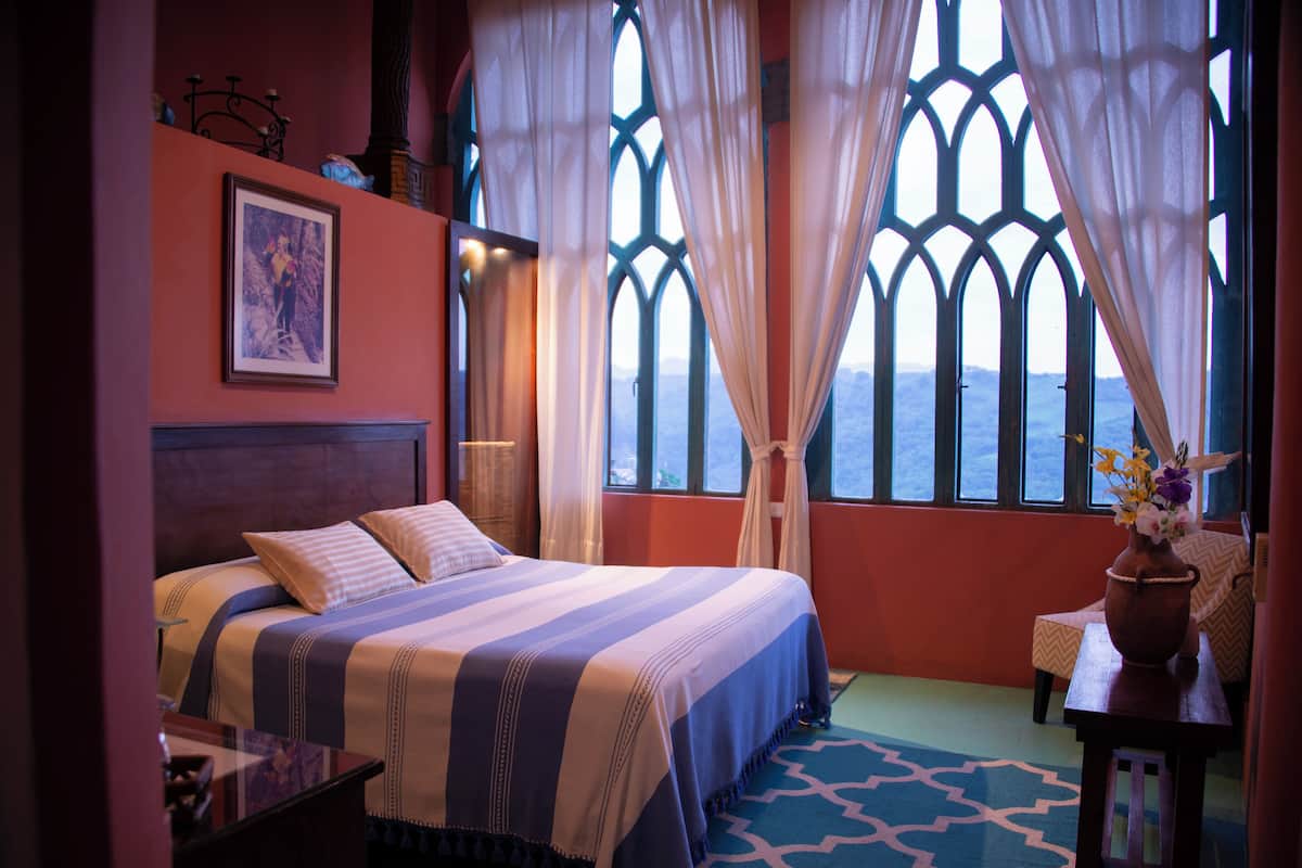 Edward James | 1 bedroom, bed sheets