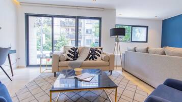 Departamento exclusivo | Área de sala de estar | Smart TV de 75 pulgadas con canales digitales y bocina smart