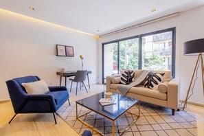 Appartement Exclusif | Coin séjour | TV connectée de 75 pouces avec chaînes numériques, enceintes connectées