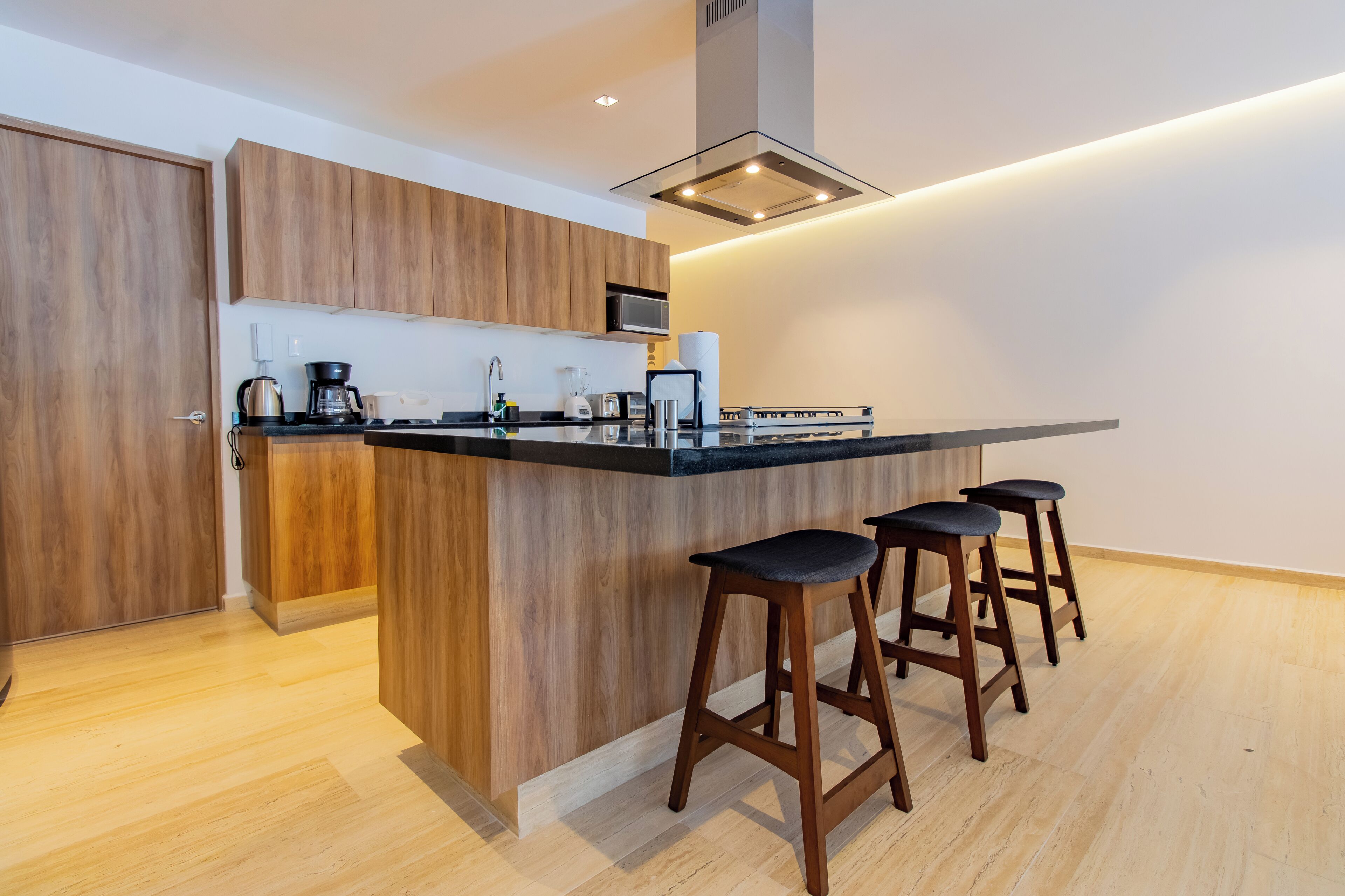 Departamento exclusivo | Cocina privada | Refrigerador con congelador, microondas, horno y cafetera de espresso 