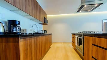 Departamento exclusivo | Cocina privada | Refrigerador con congelador, microondas, horno y cafetera de espresso