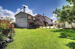 Exterior - Villa with pool and volleyball court (Barban)