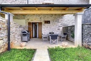 Outdoor dining - Villa with pool and volleyball court (Barban)