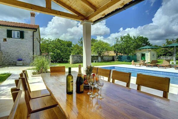 Outdoor dining - Villa with pool and volleyball court (Barban)