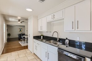 Fridge, microwave, oven, stovetop - 5 Mins to Downtown - 30 Day Plus (Austin)