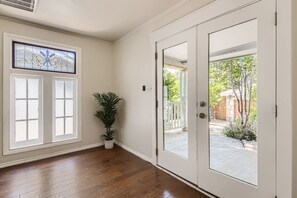 Interior - 5 Mins to Downtown - 30 Day Plus (Austin)