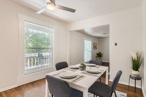 Dining - 5 Mins to Downtown - 30 Day Plus (Austin)