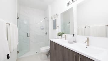 Een haardroger, handdoeken, zeep, shampoo