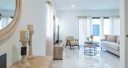 New Villa Serenity - 5 BR home for big groups - Near Florida Keys