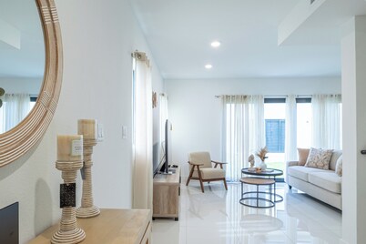 New Villa Serenity - 5 BR home for big groups - Near Florida Keys