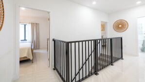 Een modern interieur met een trap, een bed en een badkamer.