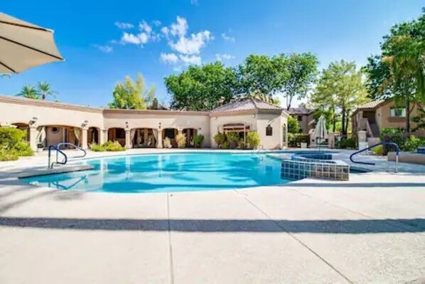 حمّام سباحة مُدفَّأ