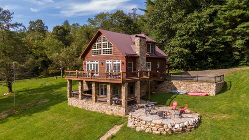 Lazy River Lodge - Riverfront home with fire pit, hot tub!