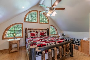 3 bedrooms, WiFi, bed sheets - Lazy River Lodge - Riverfront home with fire pit, hot tub! (Laurel Springs)