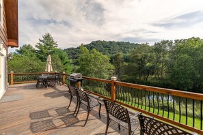 Outdoor dining - Lazy River Lodge - Riverfront home with fire pit, hot tub! (Laurel Springs)