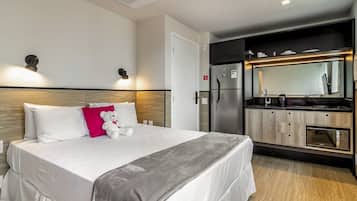 Een bureau, gratis wifi, beddengoed