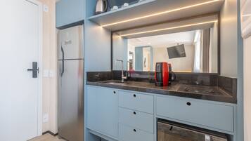 Premium Apartment | Private kitchen | Full-size fridge, microwave, cookware/dishes/utensils