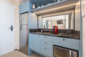Apartamento Premium | Cocina privada | Frigorífico grande, microondas y utensilios de cocina