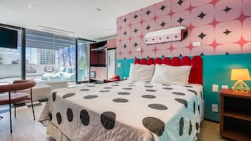 Escritorio, wifi gratis y ropa de cama
