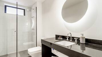Standard-Apartment | Badezimmer | Dusche, Handtücher