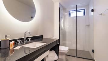 Standard Apartment | Bathroom | Shower, towels