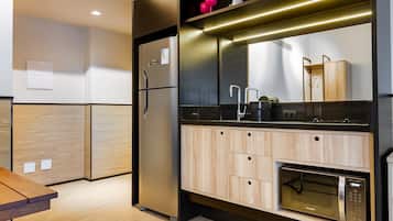 Frigorífic gran, microones i utensilis de cuina, vaixella i coberteria