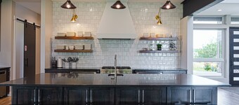 Aspen Shores Lodge - New mountain-modern estate on a private lake. With 7 en-suite king rooms and 2 large bunkrooms, it sleeps up to 40 guests—perfect for family reunions, retreats, and group getaways in a secluded luxury setting.