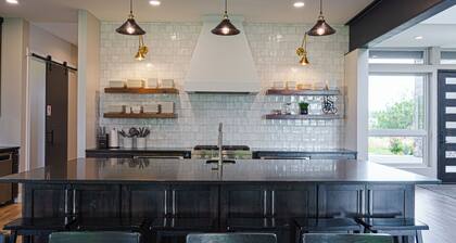 Aspen Shores Lodge - New mountain-modern estate on a private lake. With 7 en-suite king rooms and 2 large bunkrooms, it sleeps up to 40 guests—perfect for family reunions, retreats, and group getaways in a secluded luxury setting.