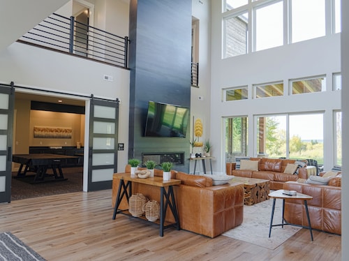 Aspen Shores Lodge - New mountain-modern estate on a private lake. With 7 en-suite king rooms and 2 large bunkrooms, it sleeps up to 40 guests—perfect for family reunions, retreats, and group getaways in a secluded luxury setting.