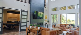 Aspen Shores Lodge - New mountain-modern estate on a private lake. With 7 en-suite king rooms and 2 large bunkrooms, it sleeps up to 40 guests—perfect for family reunions, retreats, and group getaways in a secluded luxury setting.