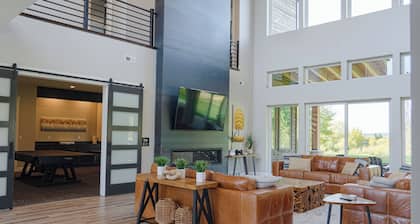 Aspen Shores Lodge - New mountain-modern estate on a private lake. With 7 en-suite king rooms and 2 large bunkrooms, it sleeps up to 40 guests—perfect for family reunions, retreats, and group getaways in a secluded luxury setting.