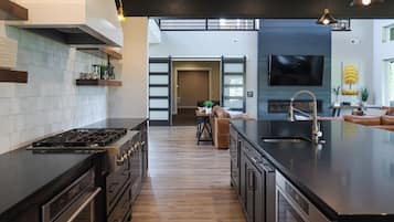 Geladeira, micro-ondas, fogão, cooktop