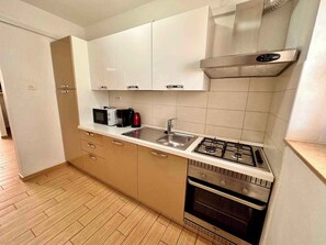 冷蔵庫、オーブン、コンロ