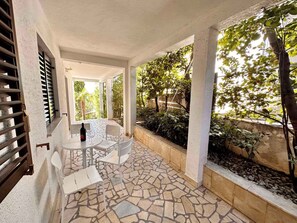 تناول الطعام بالخارج