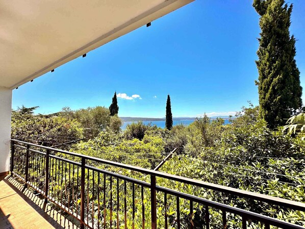Property grounds - Holiday apartment with three bedrooms and sea views (Crikvenica)