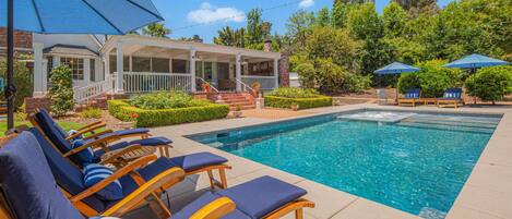 حمّام سباحة مُدفَّأ