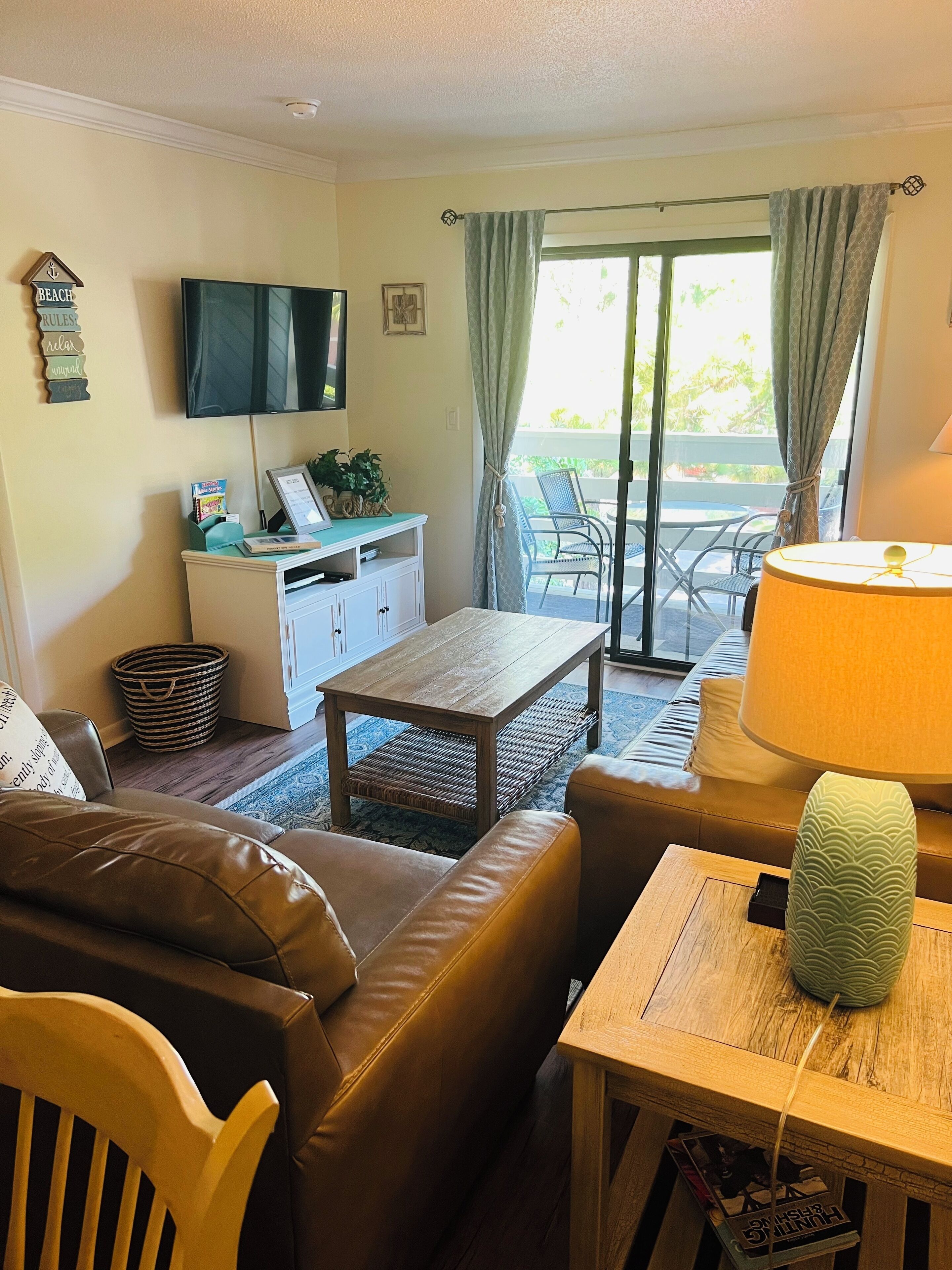 TV connectée, lecteur de DVD, livres