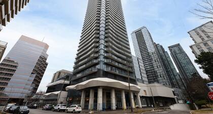 28th floor luxury 1 bedroom 1 bathroom condo in heart of Toronto | sleep up to 4
