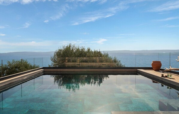 A heated pool - Nice home in Mimice with sauna (Mimice)