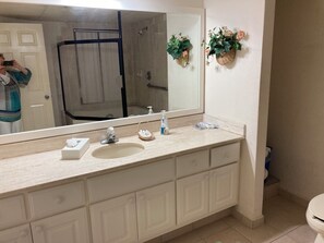 Secadora de cabello, toallas, jabón, papel de baño 